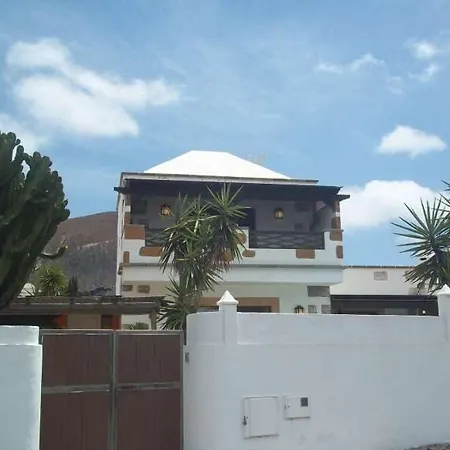 Villa Sleeps 8 Pool Wifi Tahiche