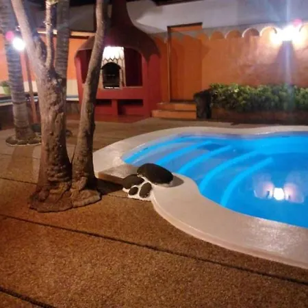 Villa Sleeps 8 Pool Wifi