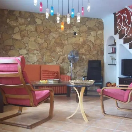 Villa Sleeps 8 Pool Wifi