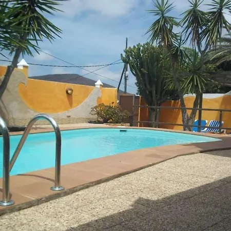 Villa Sleeps 8 Pool Wifi *