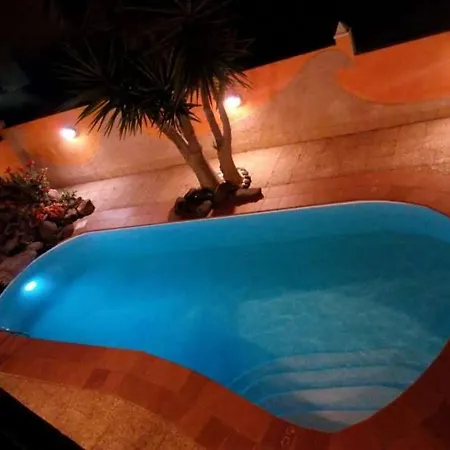 Villa Sleeps 8 Pool Wifi *