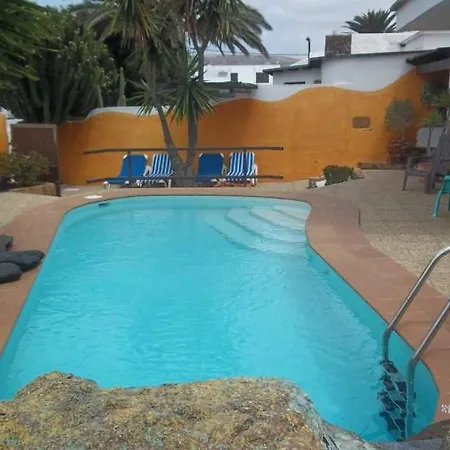 Villa Sleeps 8 Pool Wifi Tahiche