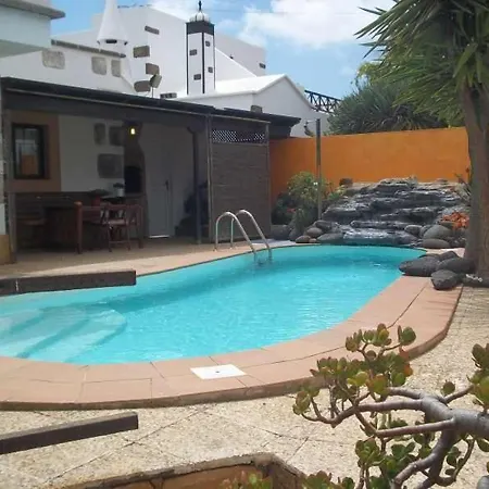 Villa Sleeps 8 Pool Wifi *