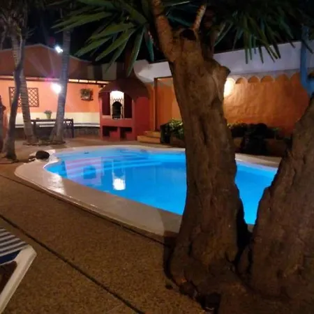 Villa Sleeps 8 Pool Wifi *
