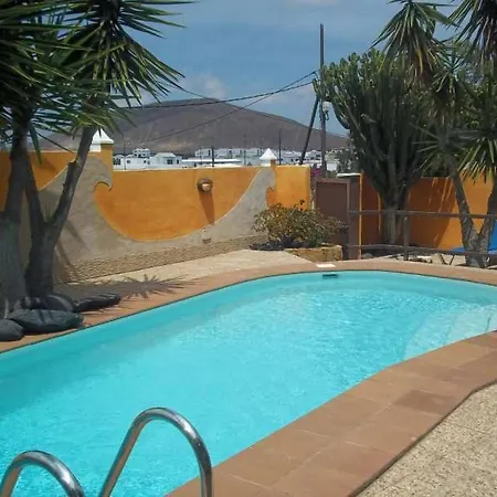 Villa Sleeps 8 Pool Wifi *