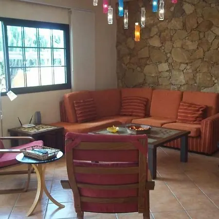 Villa Sleeps 8 Pool Wifi Tahiche