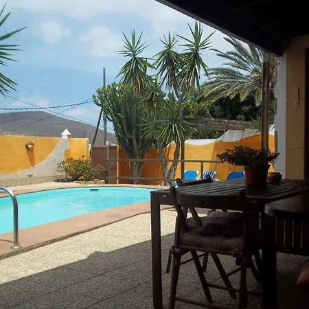 Villa Sleeps 8 Pool Wifi Tahiche